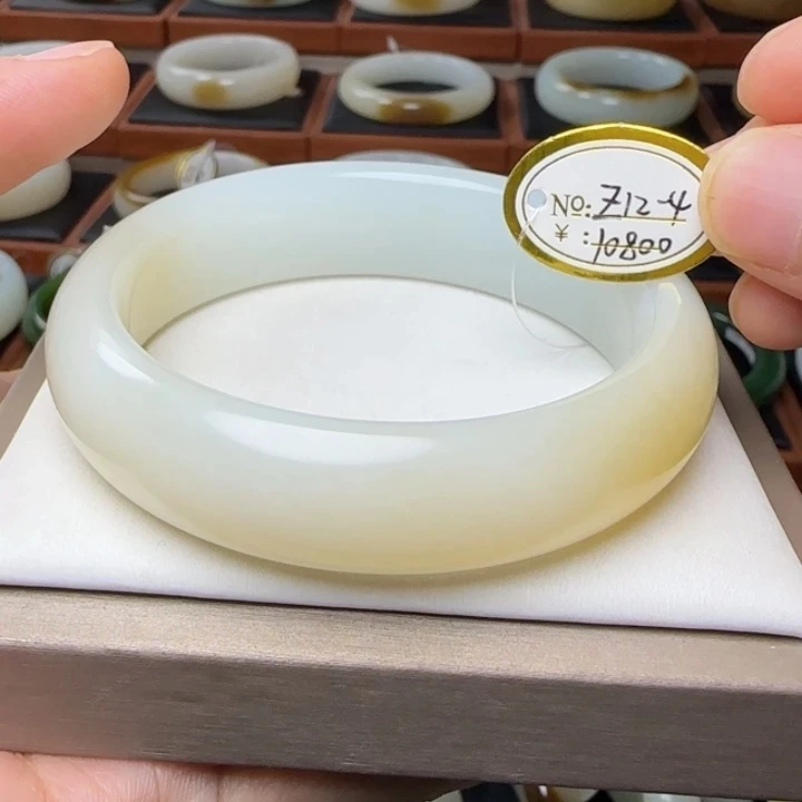 精品浅糖暖白和田玉手镯
