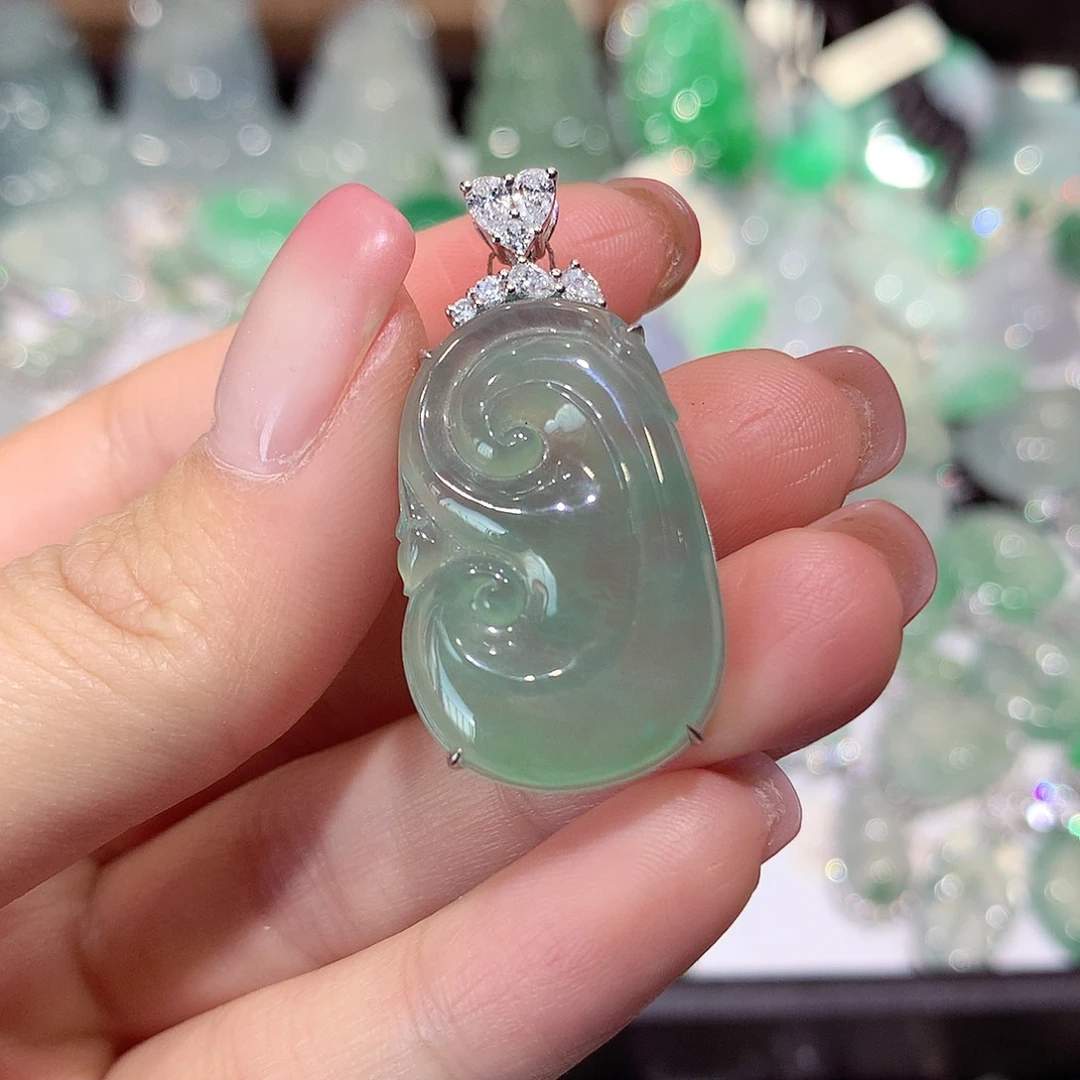 翡翠18K金镶嵌颈饰如意