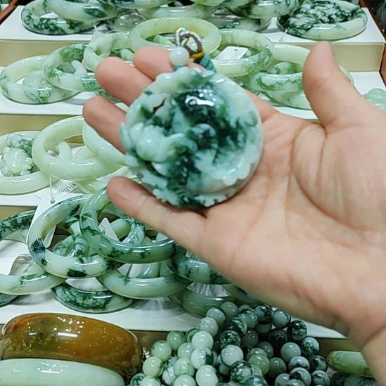 透闪石-蛇纹石玉足铂镶嵌颈饰