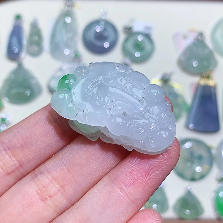 翡翠未镶嵌颈饰貔貅