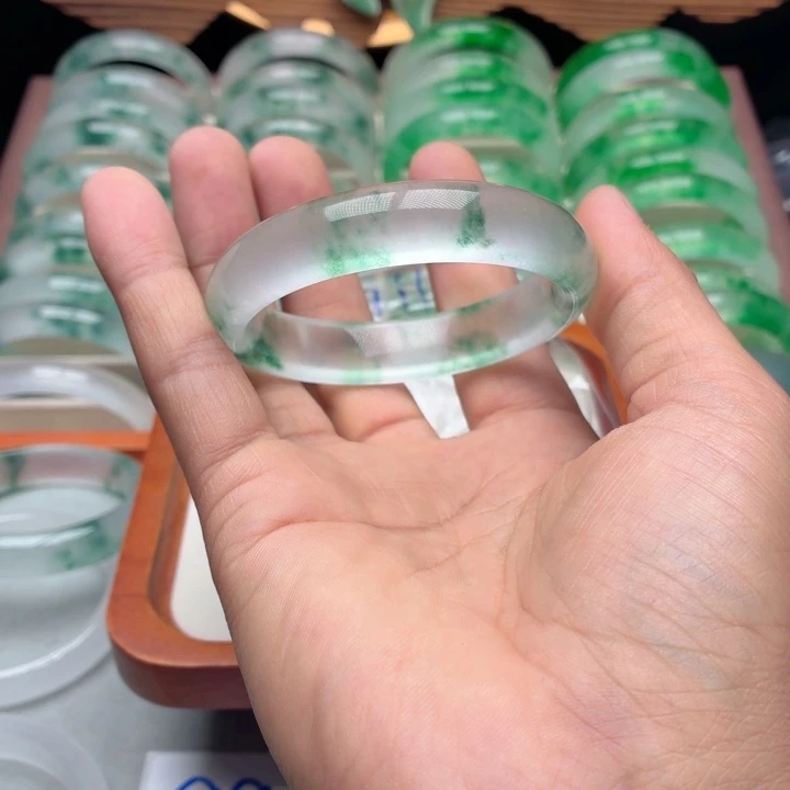 S****石英质玉未镶嵌手镯