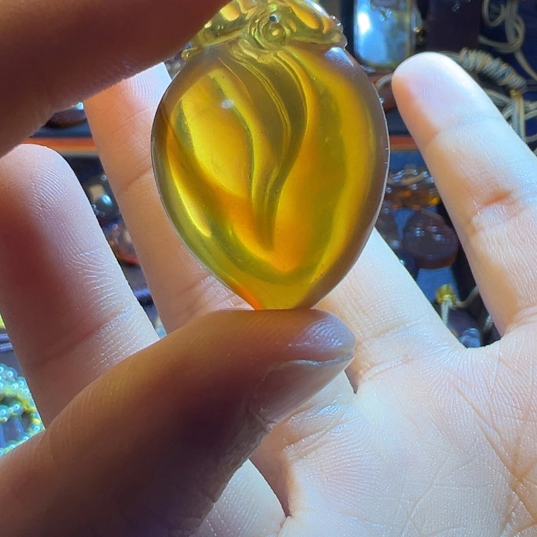 琥珀未镶嵌颈饰桃子