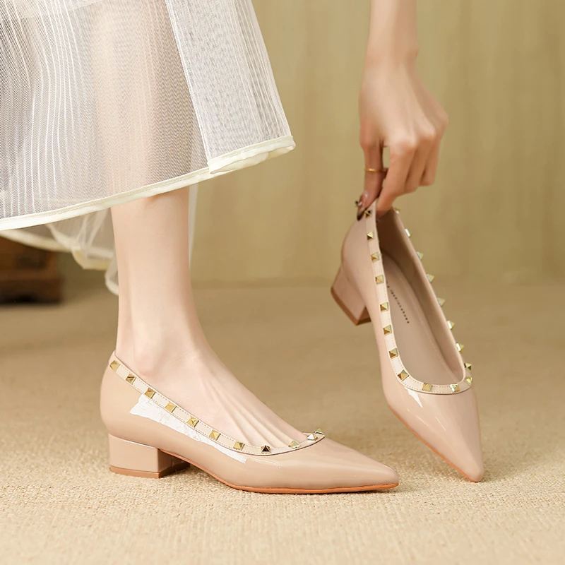 【新迪】尖头铆钉裸色单鞋平底新款春秋季真皮女鞋小皮鞋子粗跟中跟