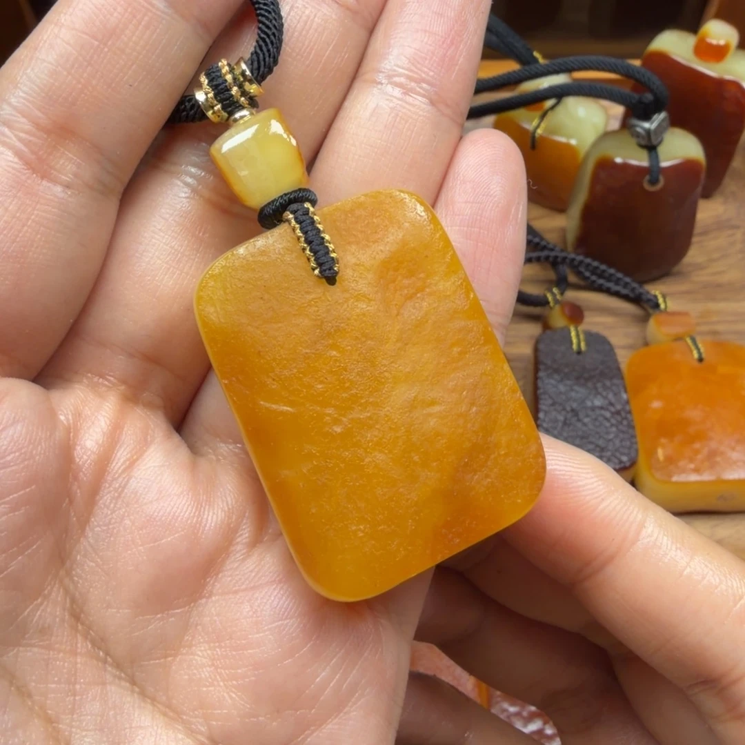 琥珀未镶嵌吊坠(赠链)