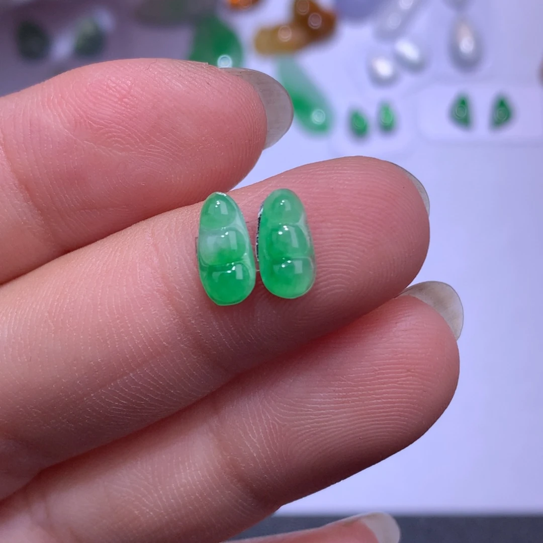 翡翠未镶嵌颈饰豆