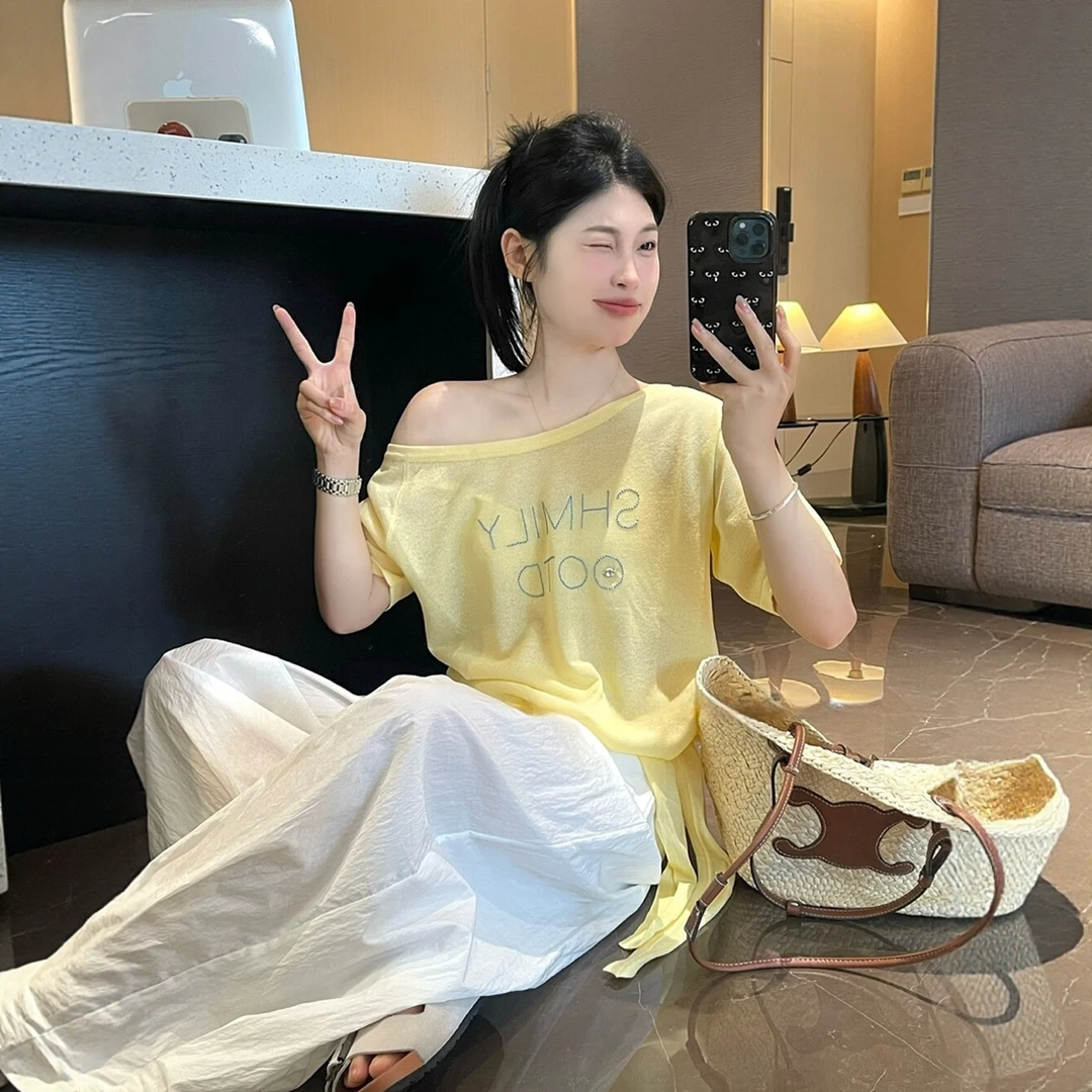 黄色斜肩字母印花绑带短袖冰丝针织t恤女夏季设计感宽松露肩上衣