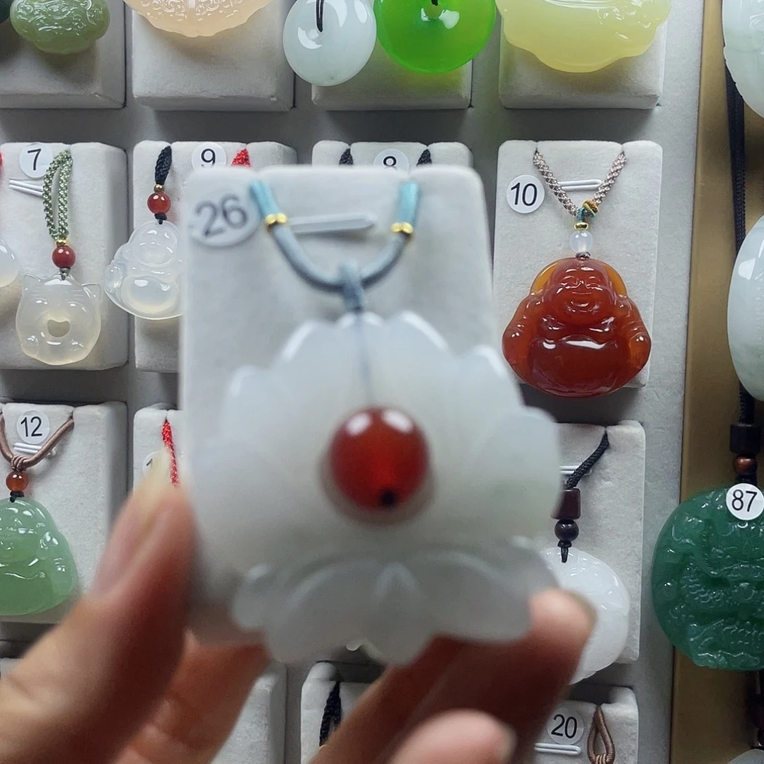 颈饰未镶嵌石英质玉