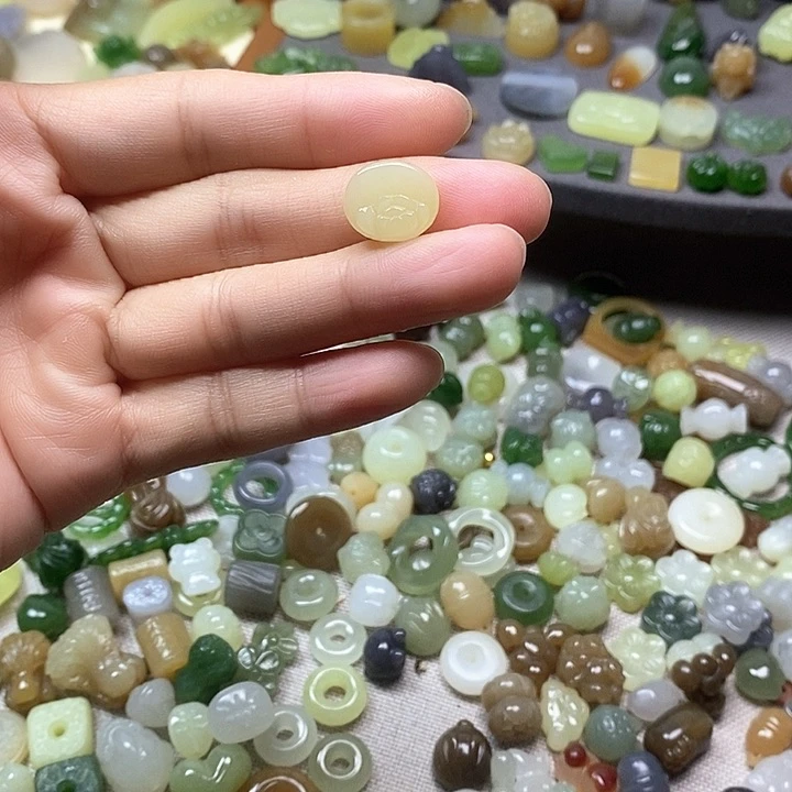 未镶嵌和田玉挂件莲花