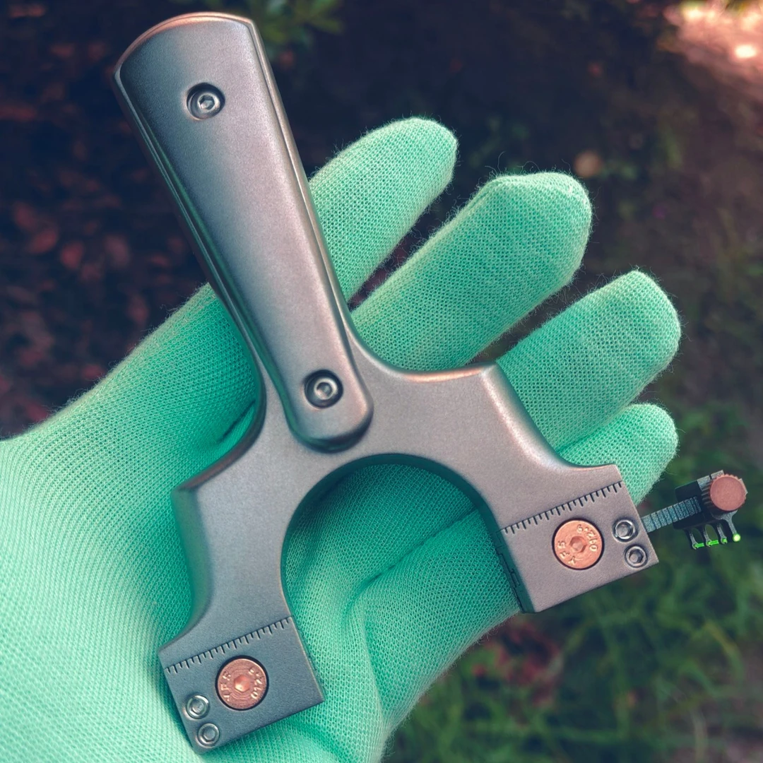 手工制作，钛合金夹片弹弓，款型时尚，携带方便，户外竞技弹弓