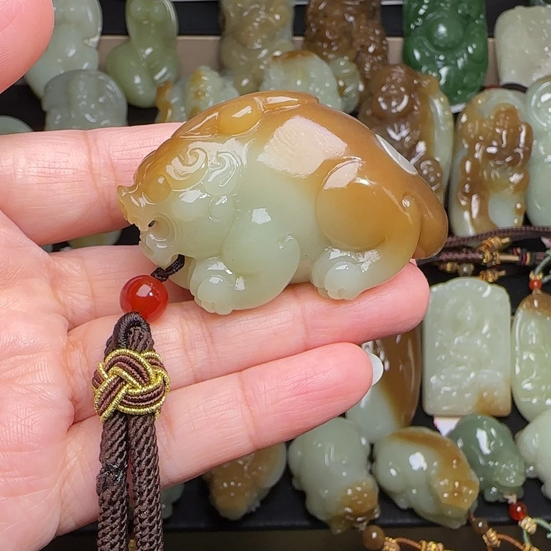 彪***哥和田玉未镶嵌颈饰