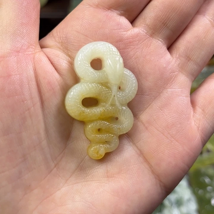 蛇纹石玉颈饰未镶嵌