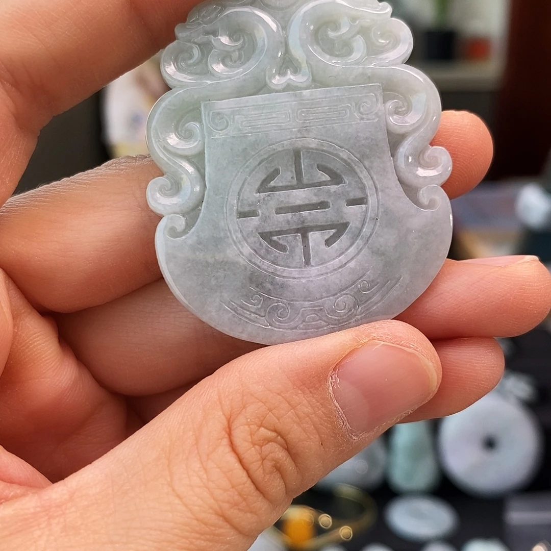 翡翠未镶嵌颈饰龙