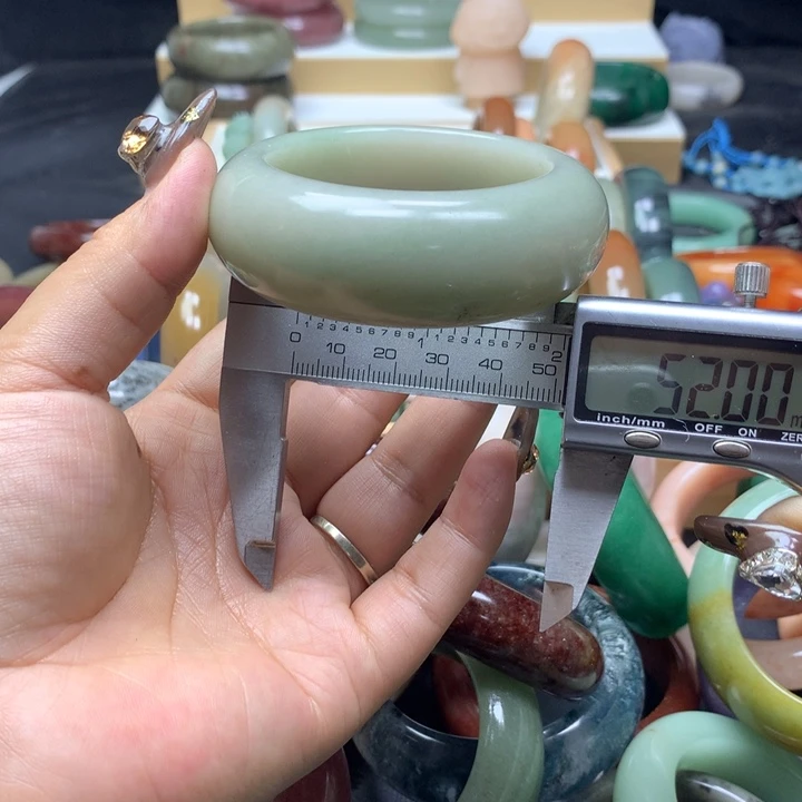 未镶嵌手镯石英质玉