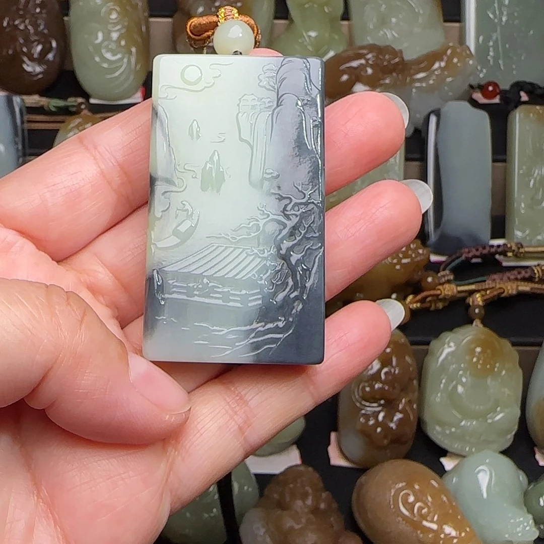 修***衣和田玉未镶嵌颈饰