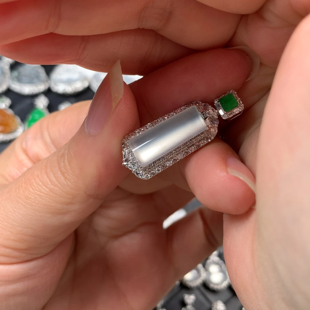 颈饰18K金镶嵌翡翠灯管无事柱