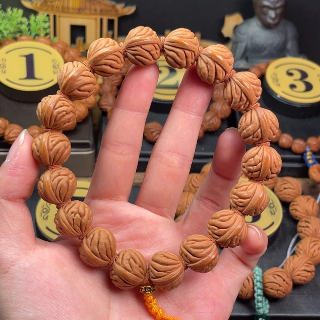 吊坠桃核祥云纹15手持