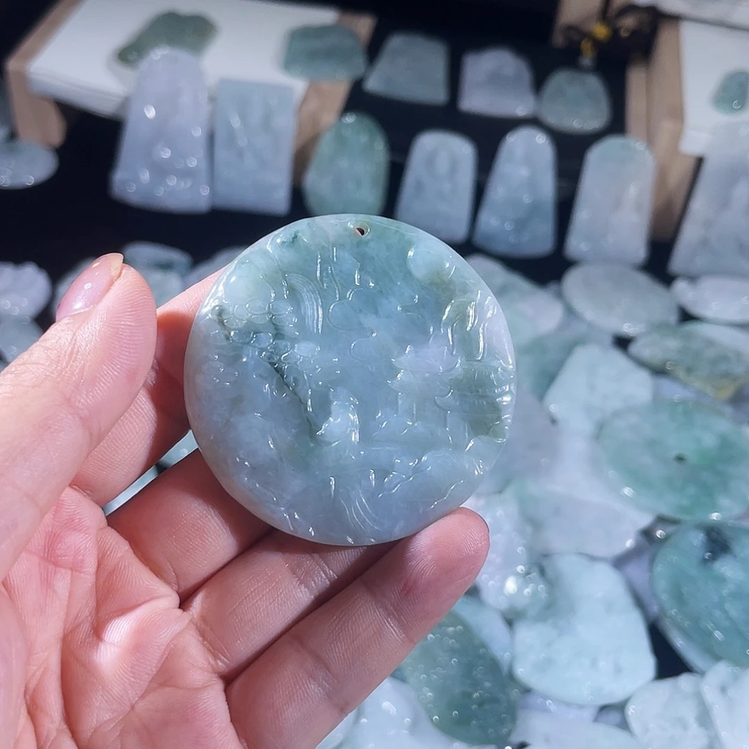 翡翠未镶嵌颈饰山水