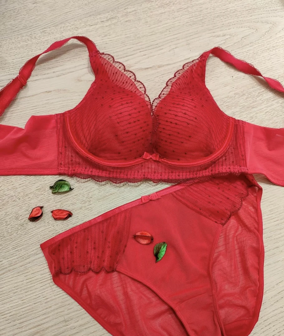 戴系列内衣文胸【找编码去下单】