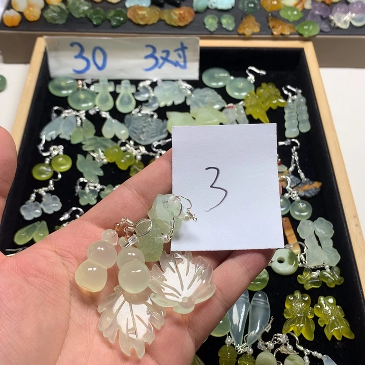 雨***城蛇纹石玉未镶嵌耳钉