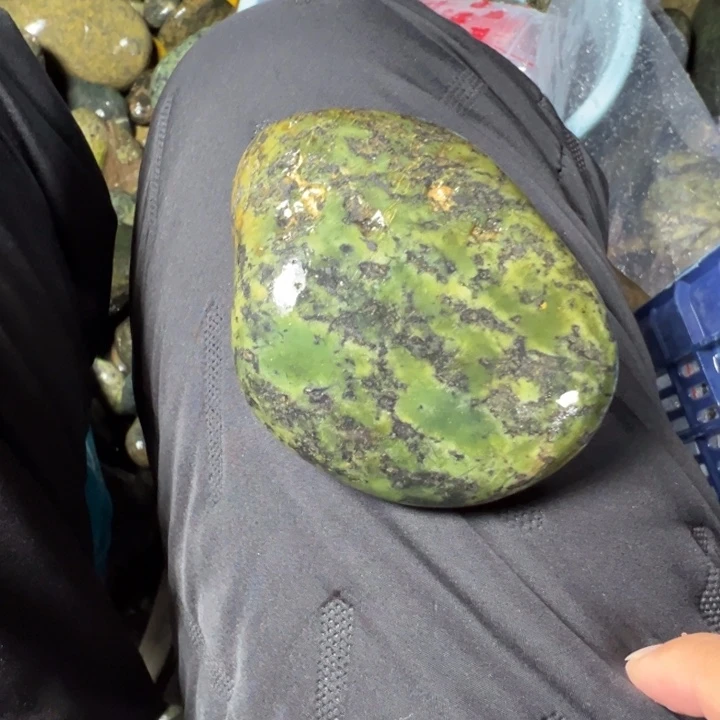 浩***未镶嵌菱锰矿藏玉药王石