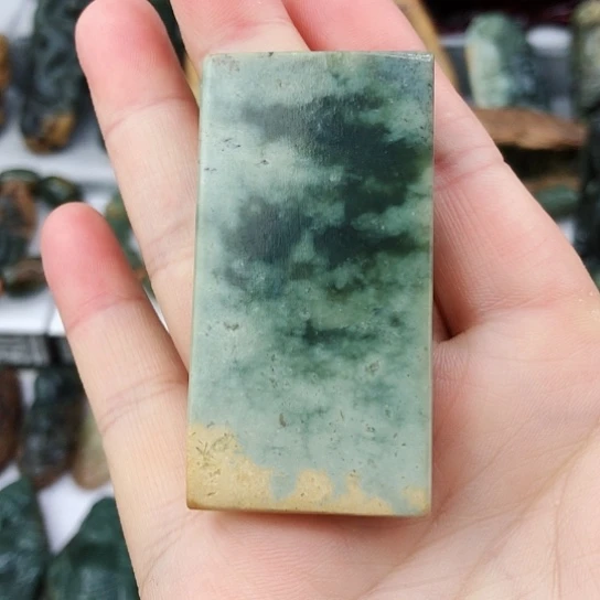 未镶嵌岫岩河磨玉（透闪石质玉）挂件