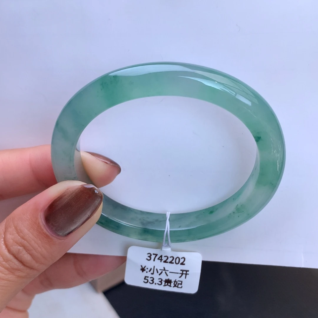 翡翠手镯未镶嵌冰胶莹光晴绿飘花贵妃手镯