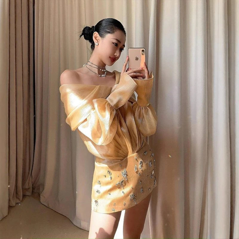 越南小众 2025新款 鎏金色珠光钉珠一字领扭结蝴蝶结落肩连衣裙