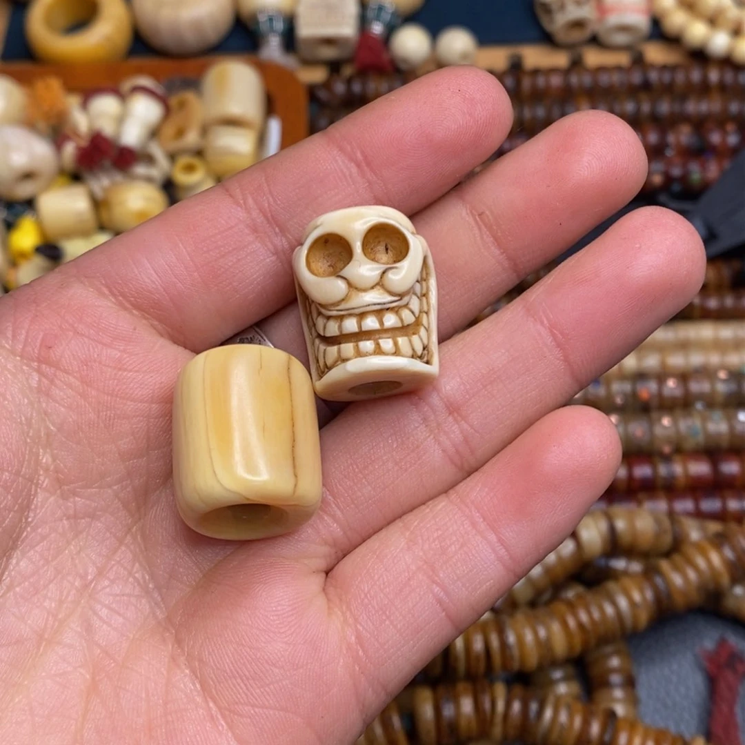 藏传文玩高白狮驼岭和桶珠