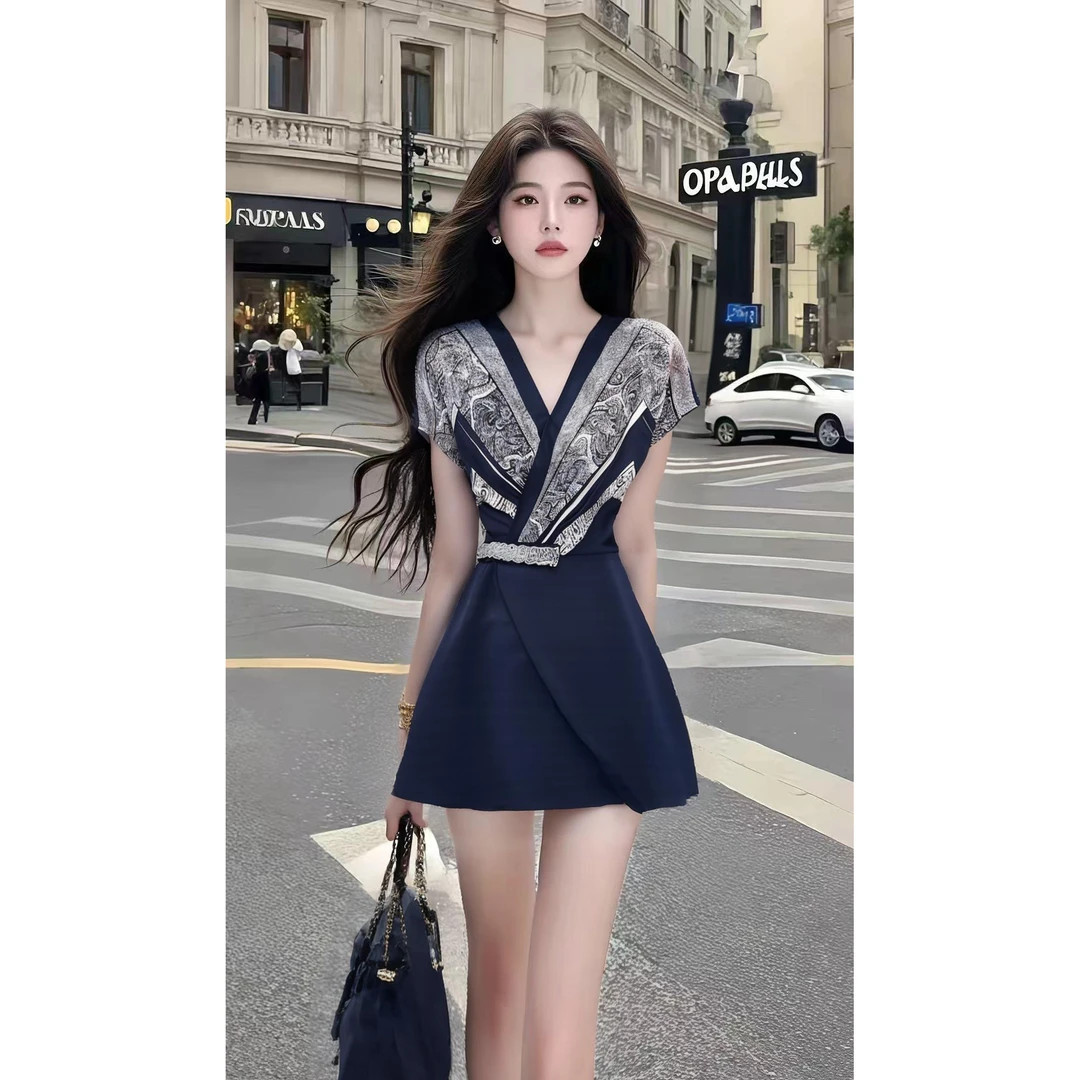 时尚高端大气设计感V领收腰修身连衣裙女显瘦气质百搭氛围感短裙