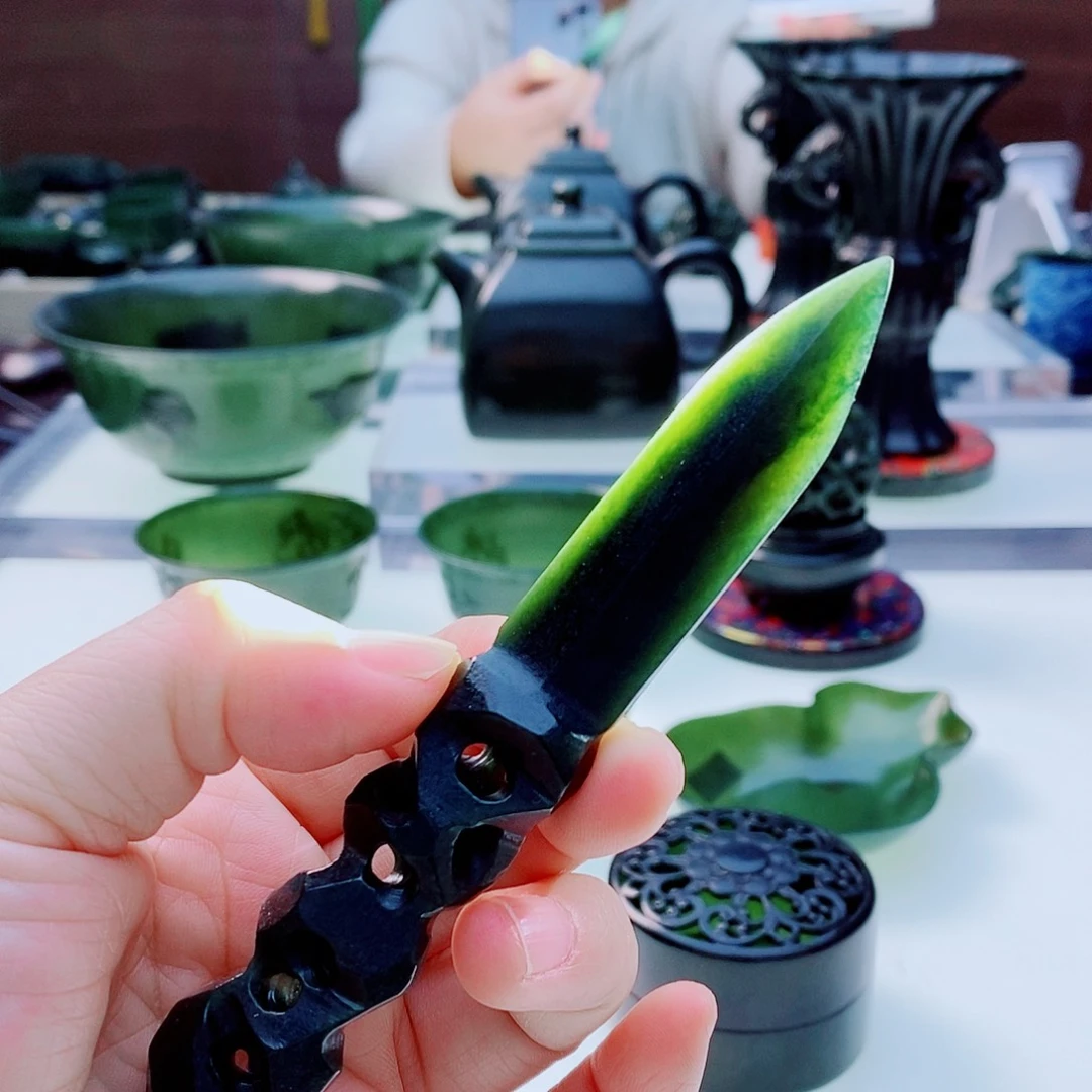 未镶嵌和田玉摆件微瑕