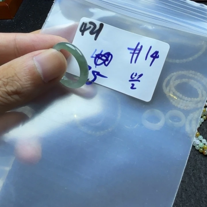 颈饰未镶嵌翡翠戒指