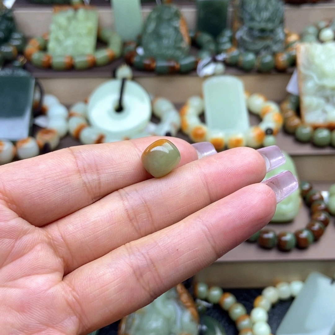 狼***哥透闪石质玉未镶嵌颈饰