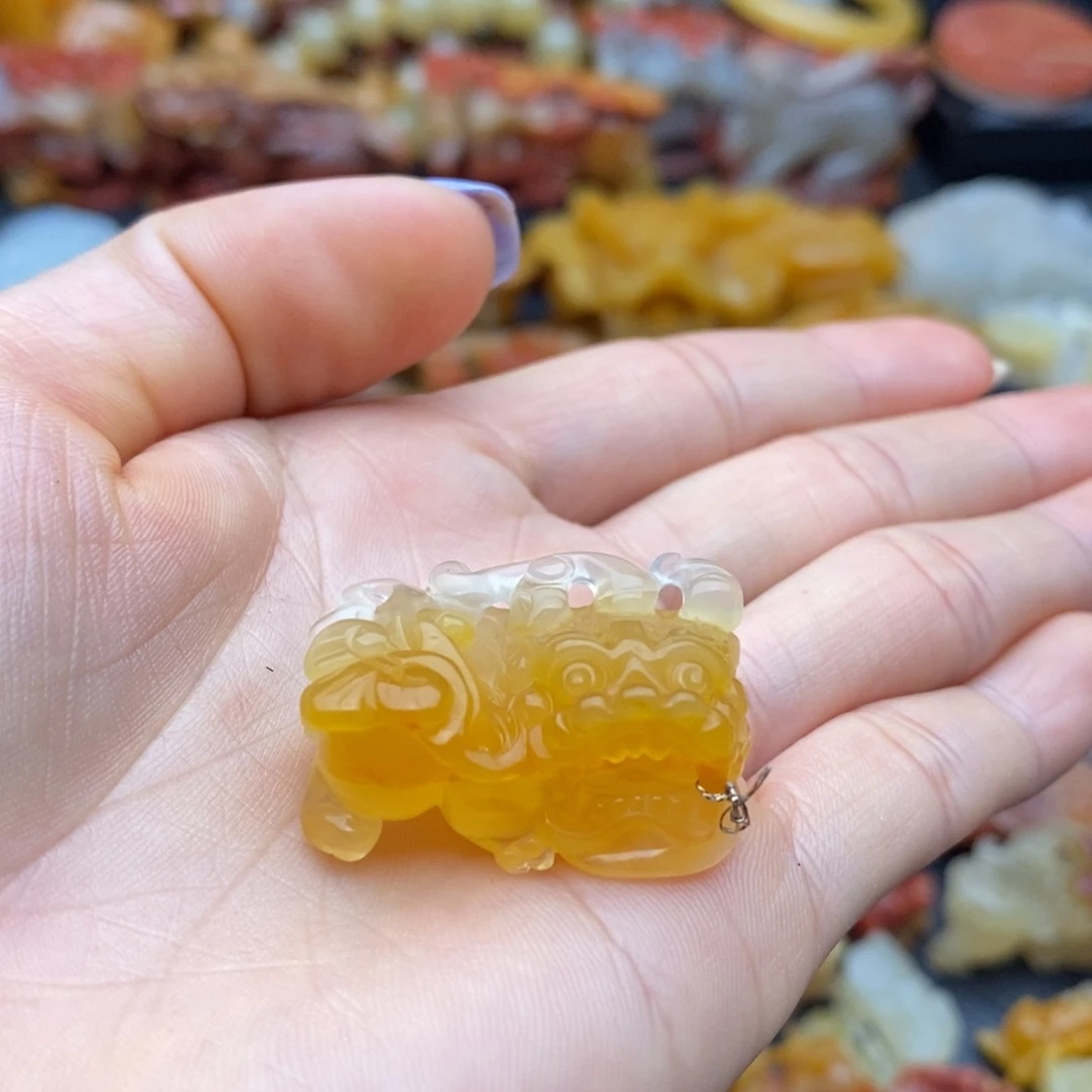无****石英质玉(黄龙玉)未镶嵌颈饰