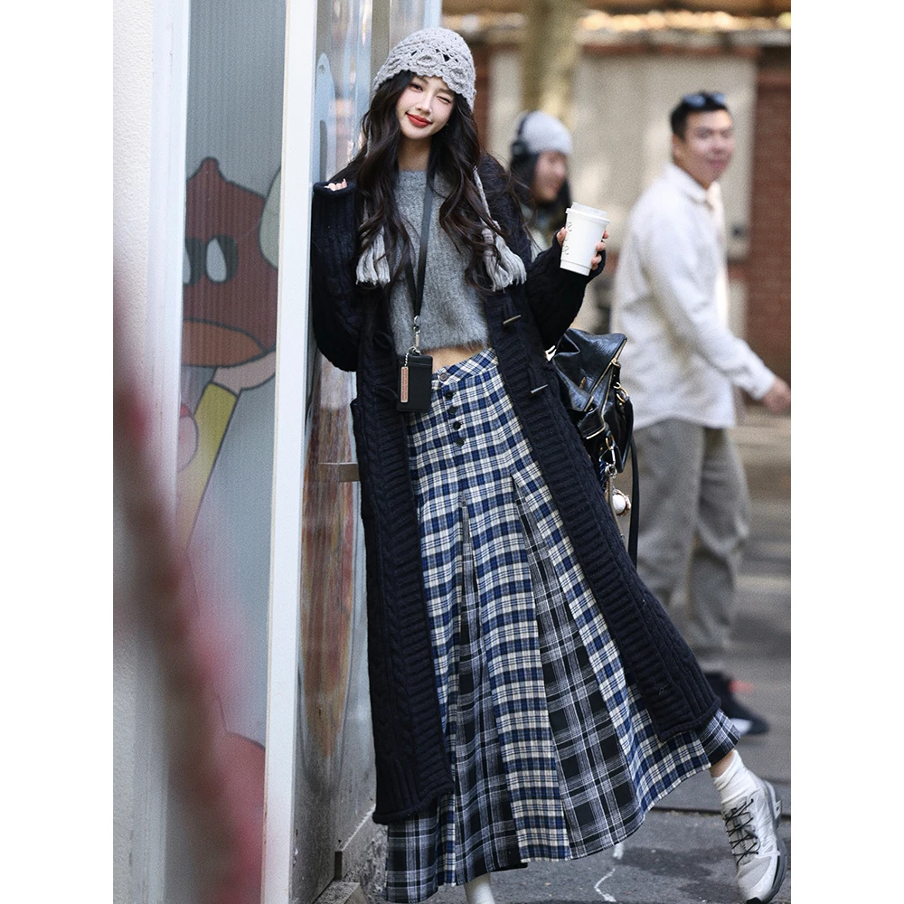 慵懒复古风中长款牛角扣毛衣针织开衫外套高级感蓝色格纹长裙套装