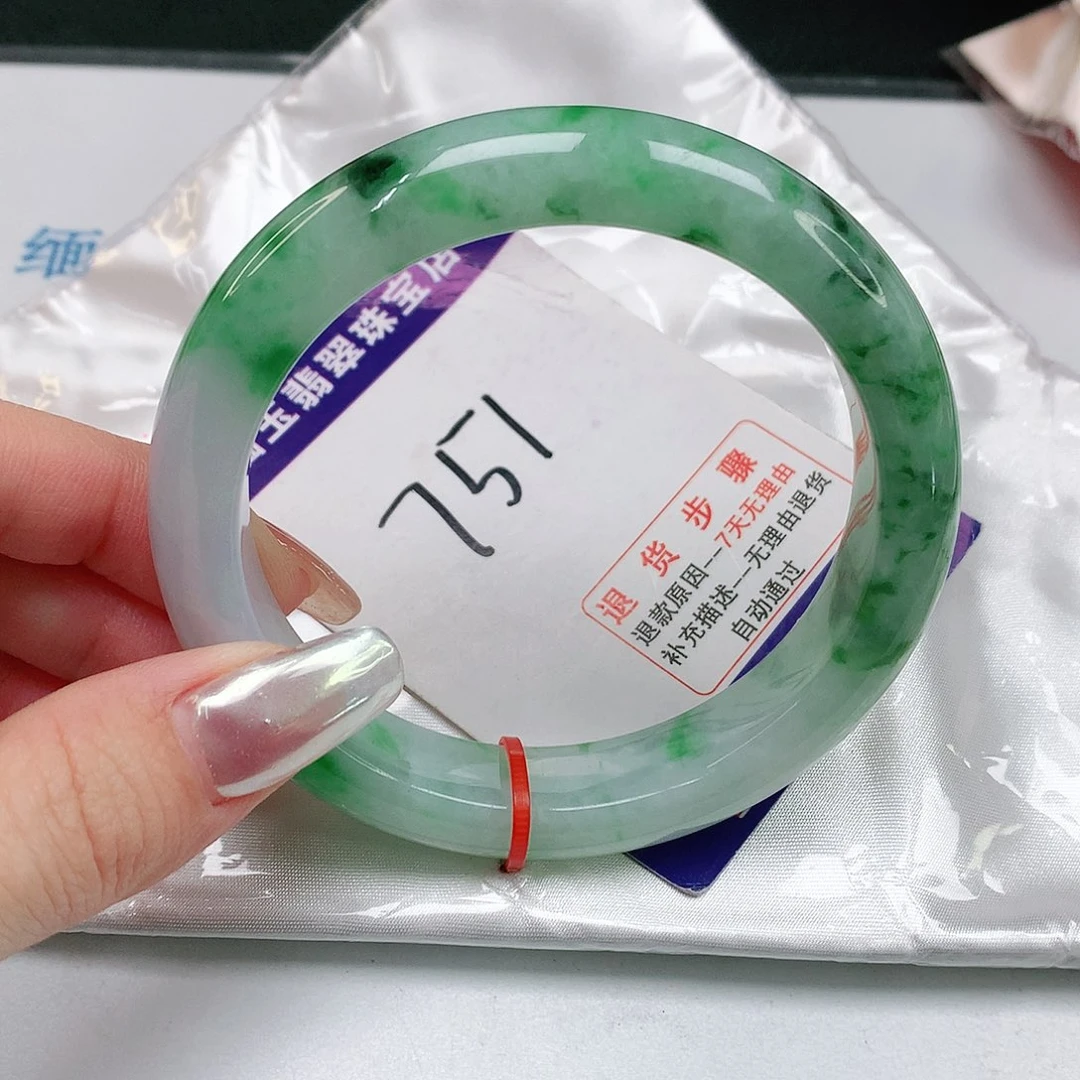 翡翠手镯未镶嵌翡翠手镯