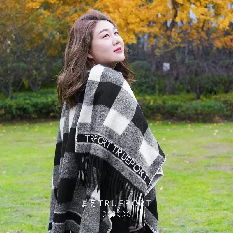 真支TRUEPORT 复古英伦风 格纹流苏披肩外套T11212001