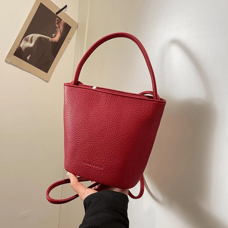 2025新款时尚单肩小水桶包洋气简约女士百搭通勤休闲斜挎气质女包