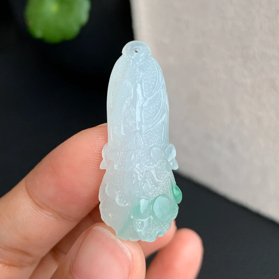 【 汇聚百财】天然翡翠A货冰胶飘绿花色白菜吊坠 定制毛货未抛光