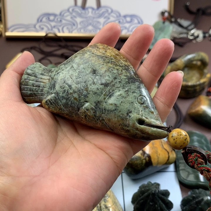 有***赚透闪石质玉未镶嵌颈饰