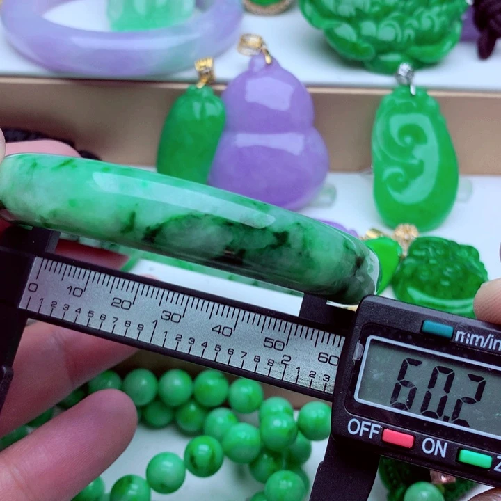 翡翠未镶嵌手镯……