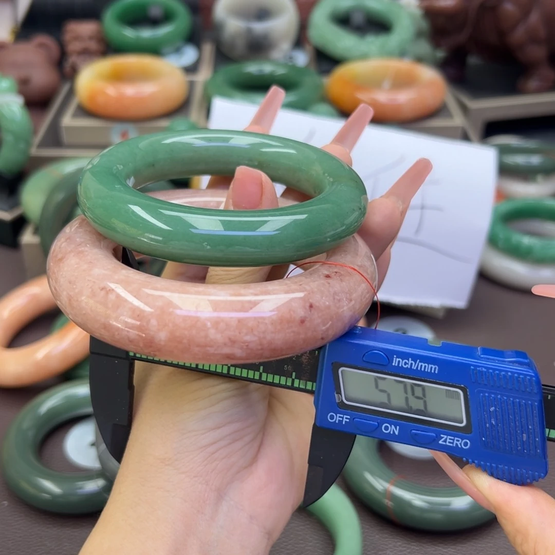 未镶嵌手镯石英岩玉