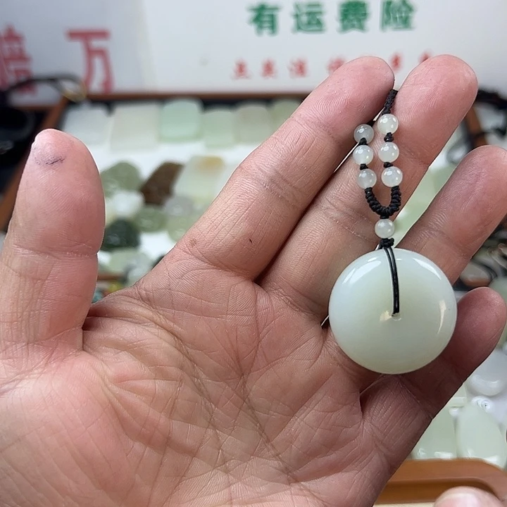 拥***福和田玉未镶嵌颈饰