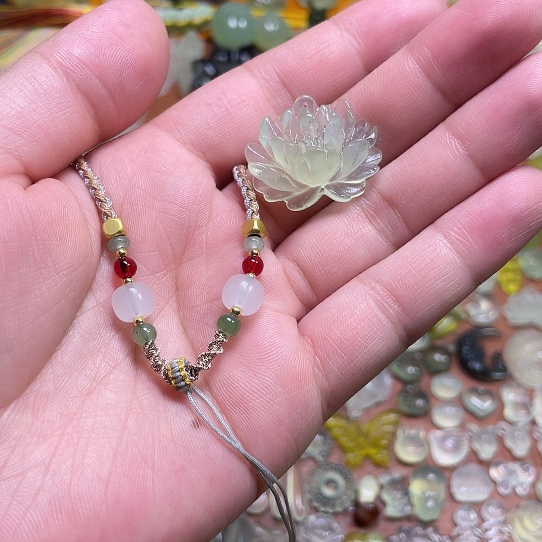 小***菜蛇纹石玉未镶嵌吊坠