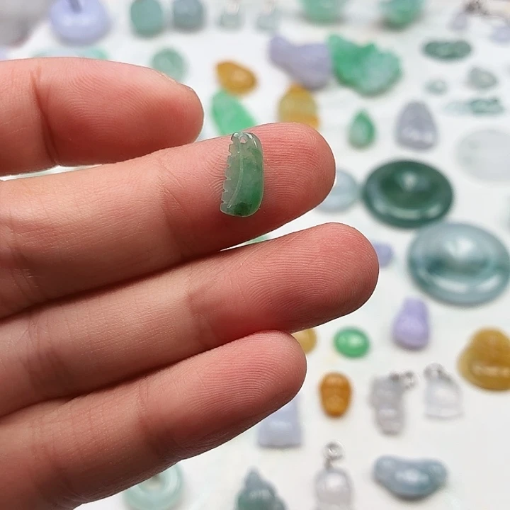 颈饰未镶嵌翡翠木梳绿