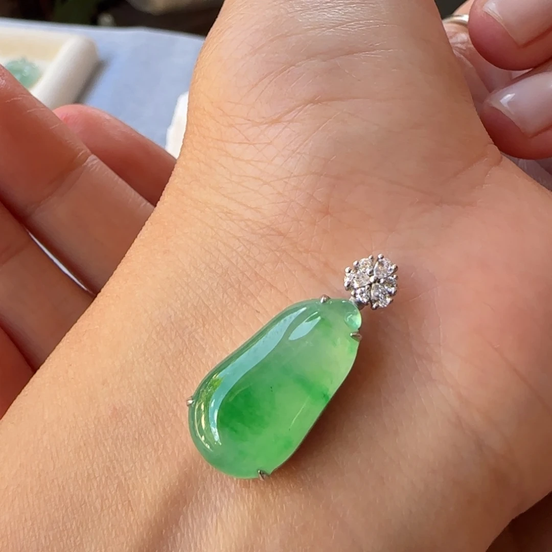 翡翠18K金镶嵌颈饰福瓜