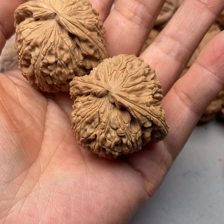 文玩核桃吊坠財****来白狮子