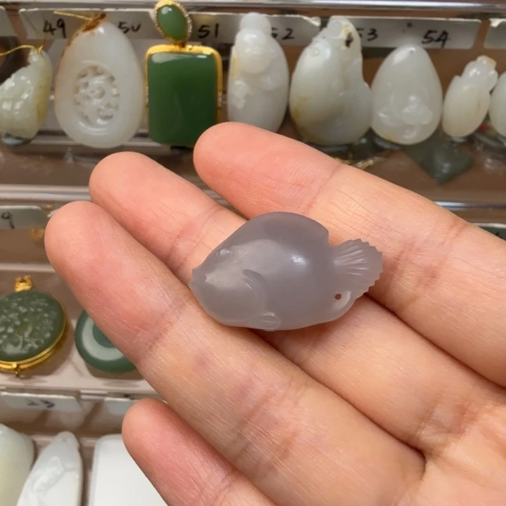 和田玉未镶嵌颈饰烟紫小鱼