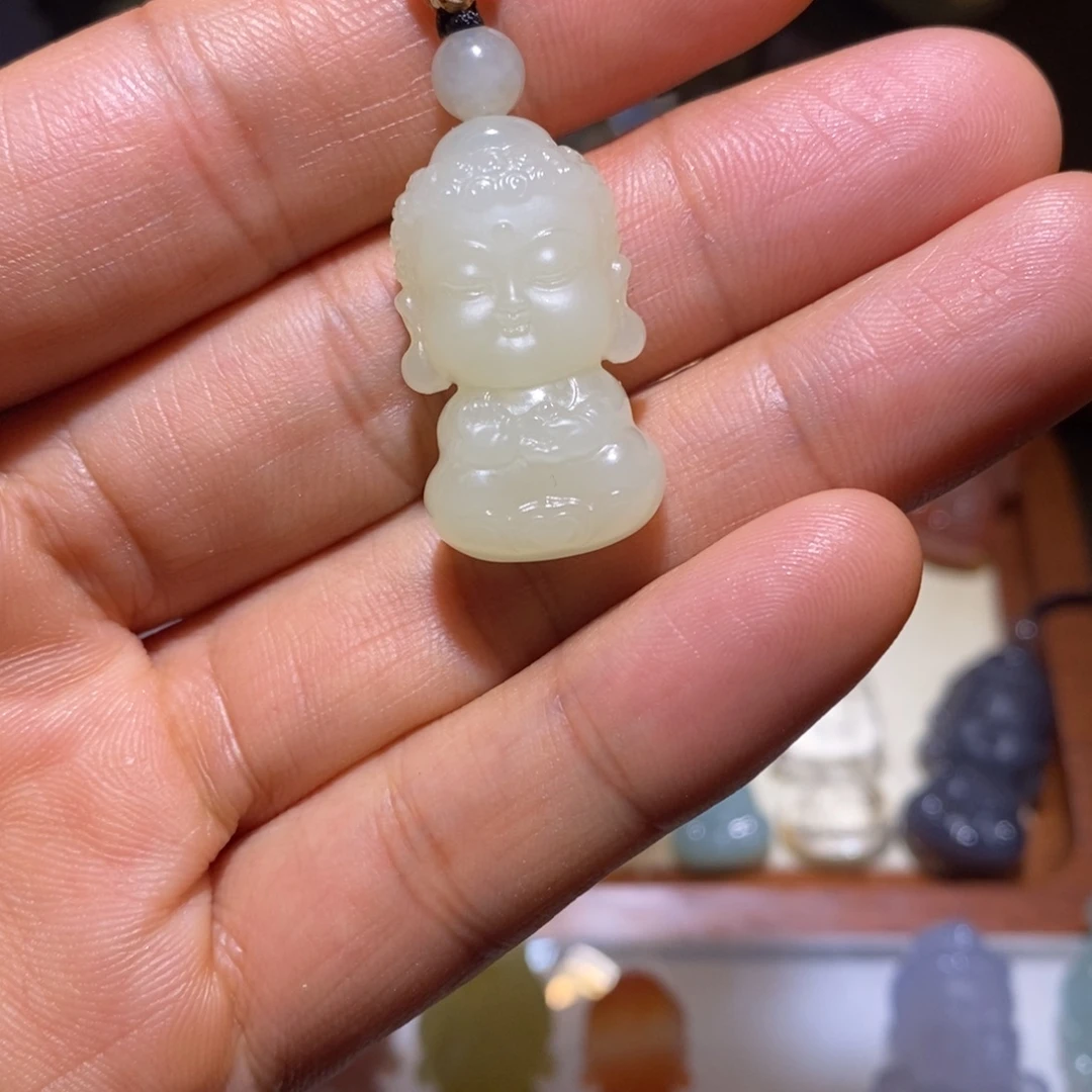 天***亮和田玉未镶嵌颈饰阿弥宝宝