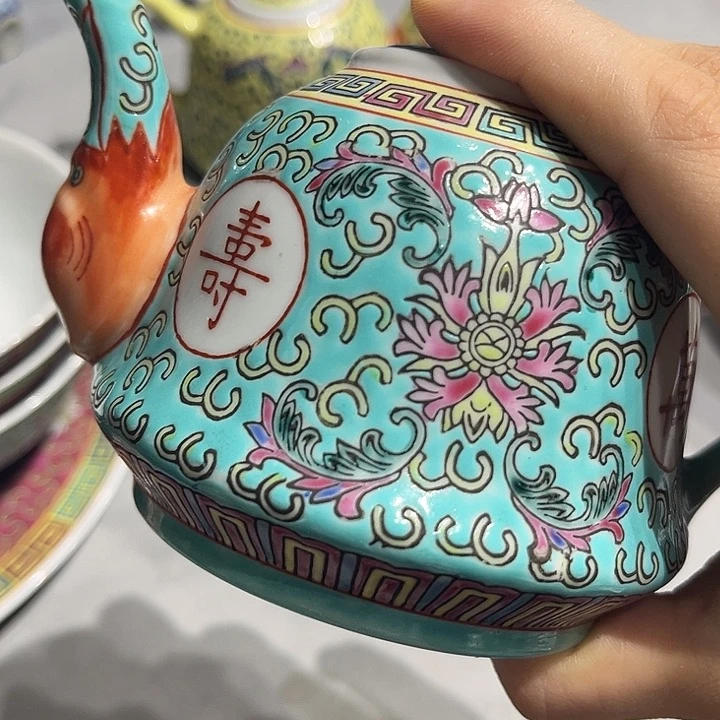 老***流景德镇陶瓷像鼻壶