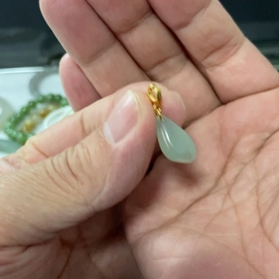 翡翠未镶嵌颈饰嘎嘎好